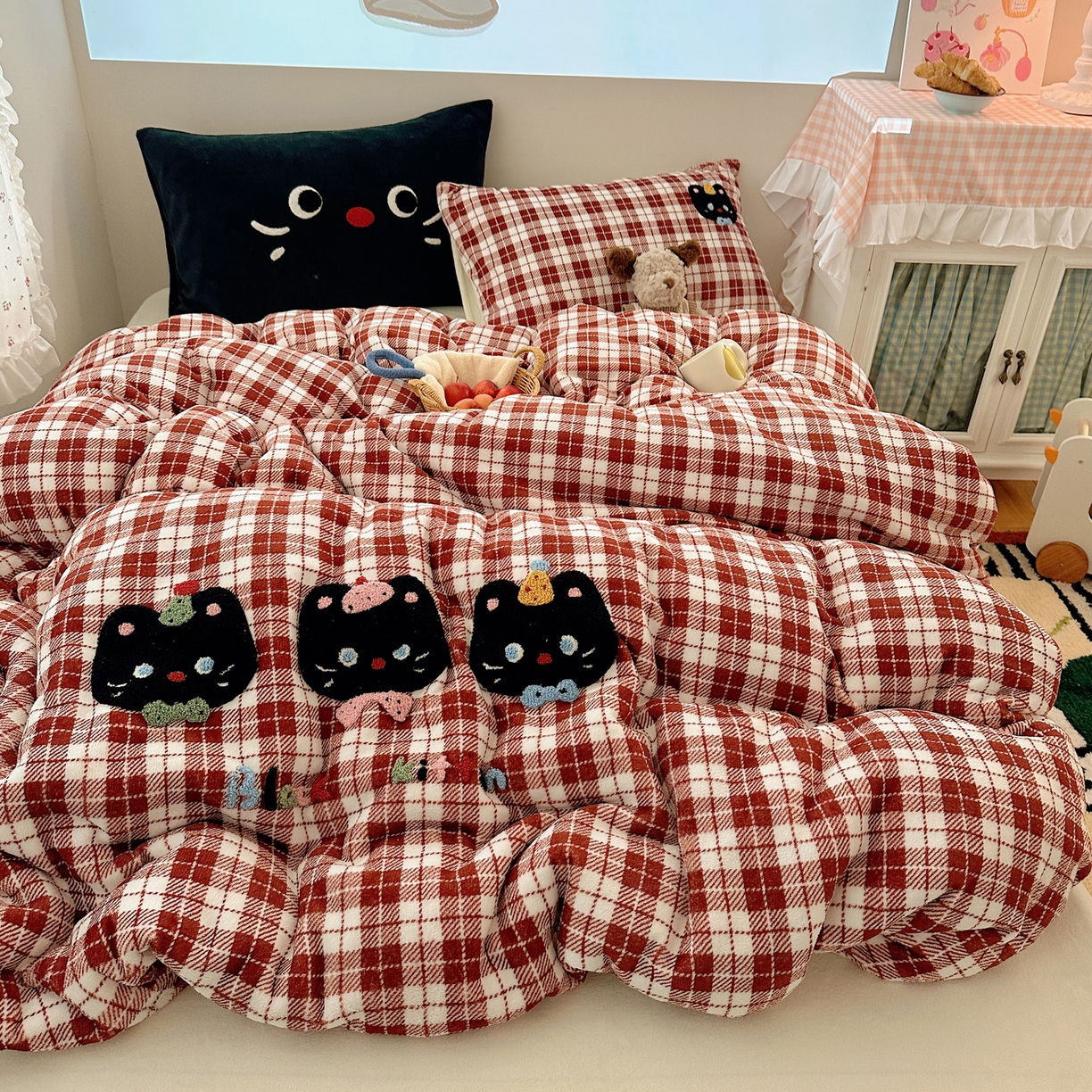 繁花家居 2025新款牛奶绒毛巾绣格子猫红格子苹果猫四件套 三只小猫