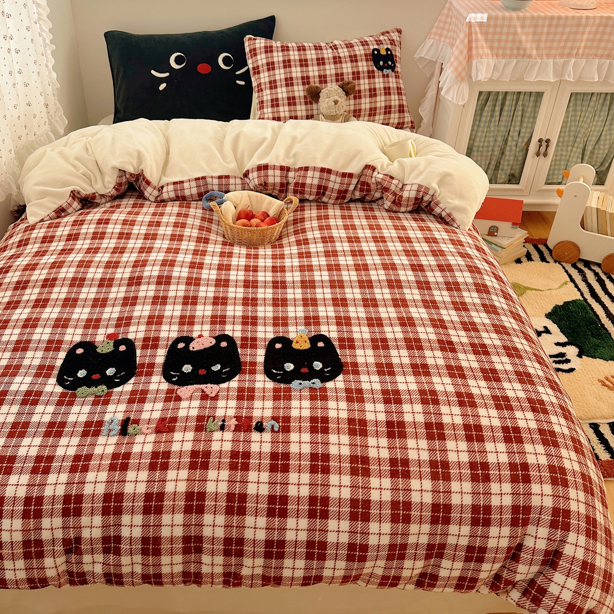 91家纺网 家纺一手货源 找家纺 繁花家居 2025新款牛奶绒毛巾绣格子猫红格子苹果猫四件套 三只小猫