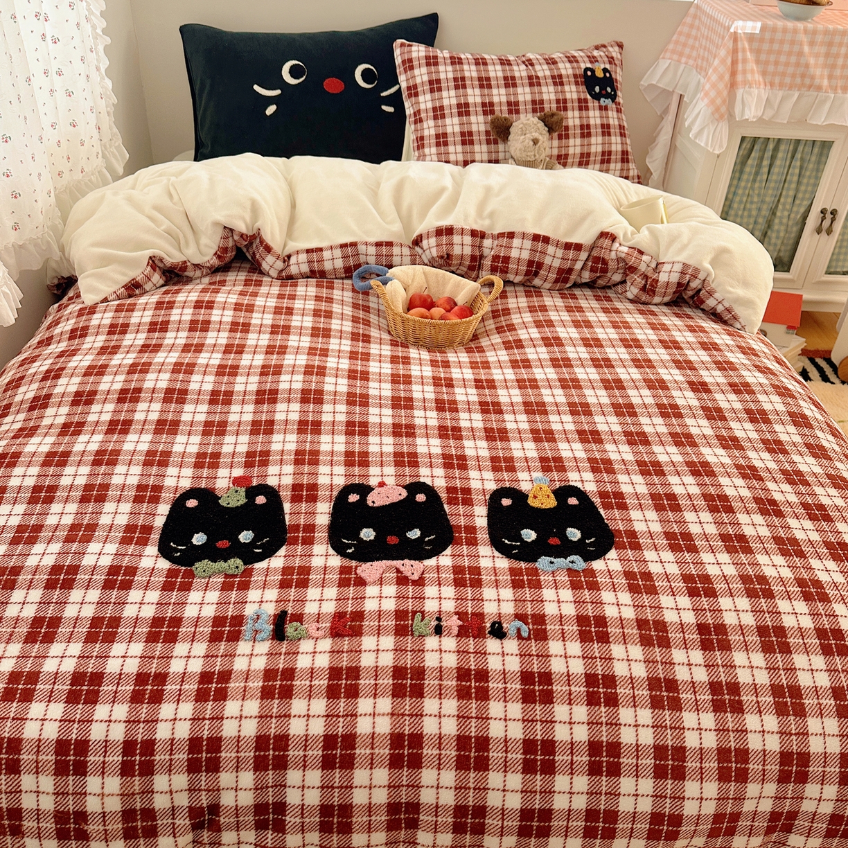 91家纺网 家纺一手货源 找家纺 繁花家居 2025新款牛奶绒毛巾绣格子猫红格子苹果猫四件套 三只小猫
