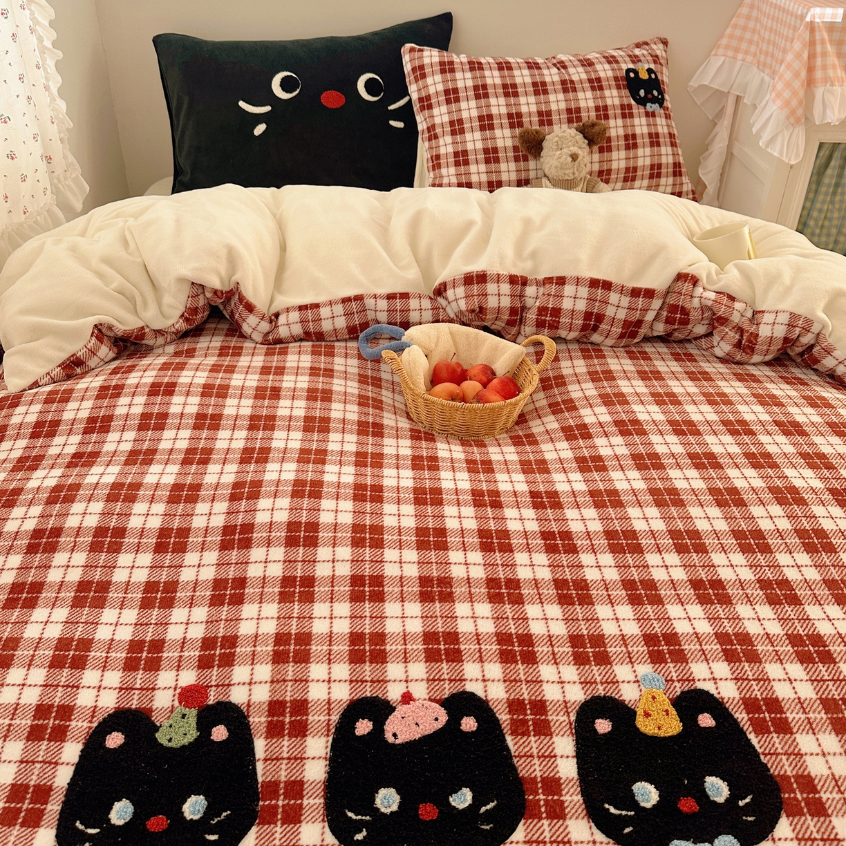 91家纺网 家纺一手货源 找家纺 繁花家居 2025新款牛奶绒毛巾绣格子猫红格子苹果猫四件套 三只小猫