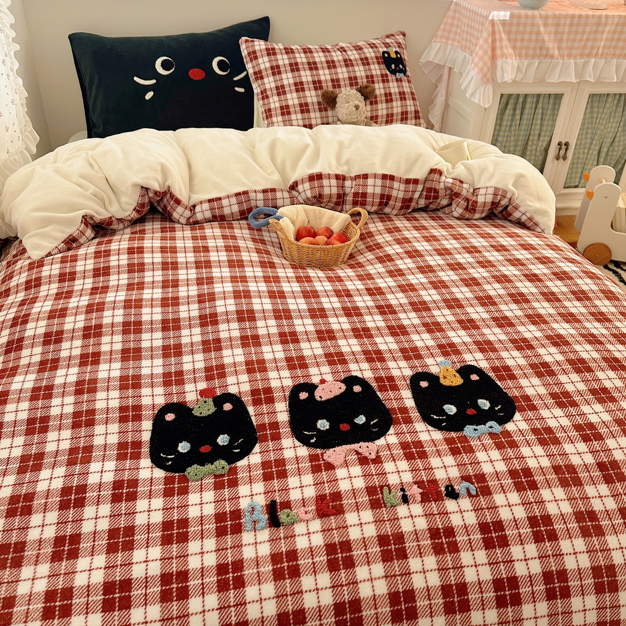 91家纺网 家纺一手货源 找家纺 繁花家居 2025新款牛奶绒毛巾绣格子猫红格子苹果猫四件套 三只小猫
