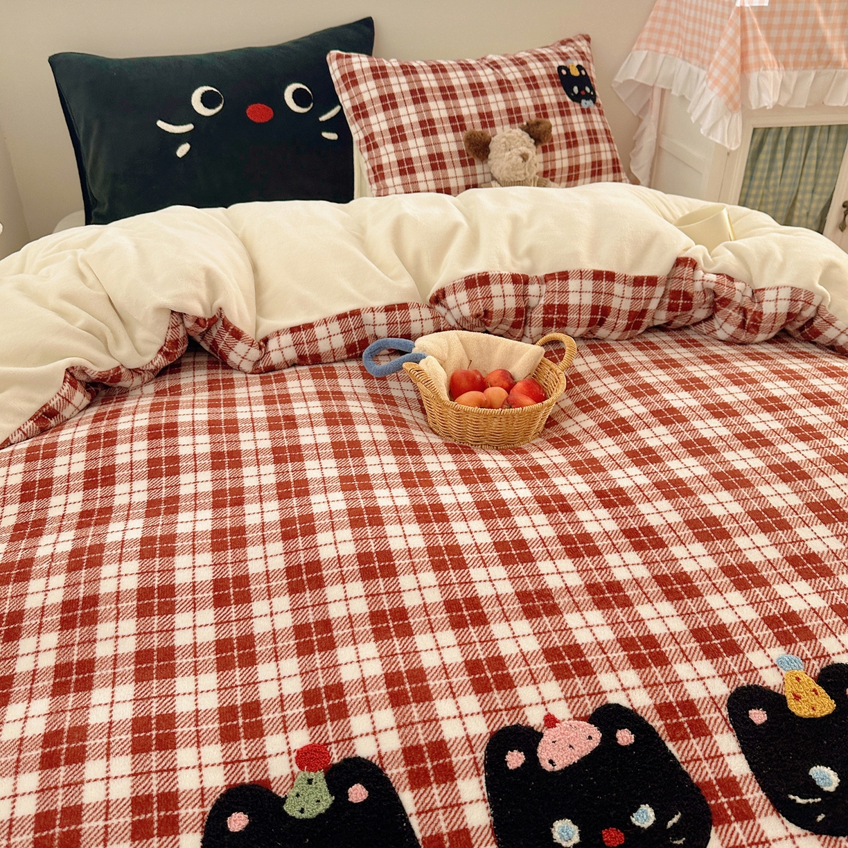 91家纺网 家纺一手货源 找家纺 繁花家居 2025新款牛奶绒毛巾绣格子猫红格子苹果猫四件套 三只小猫