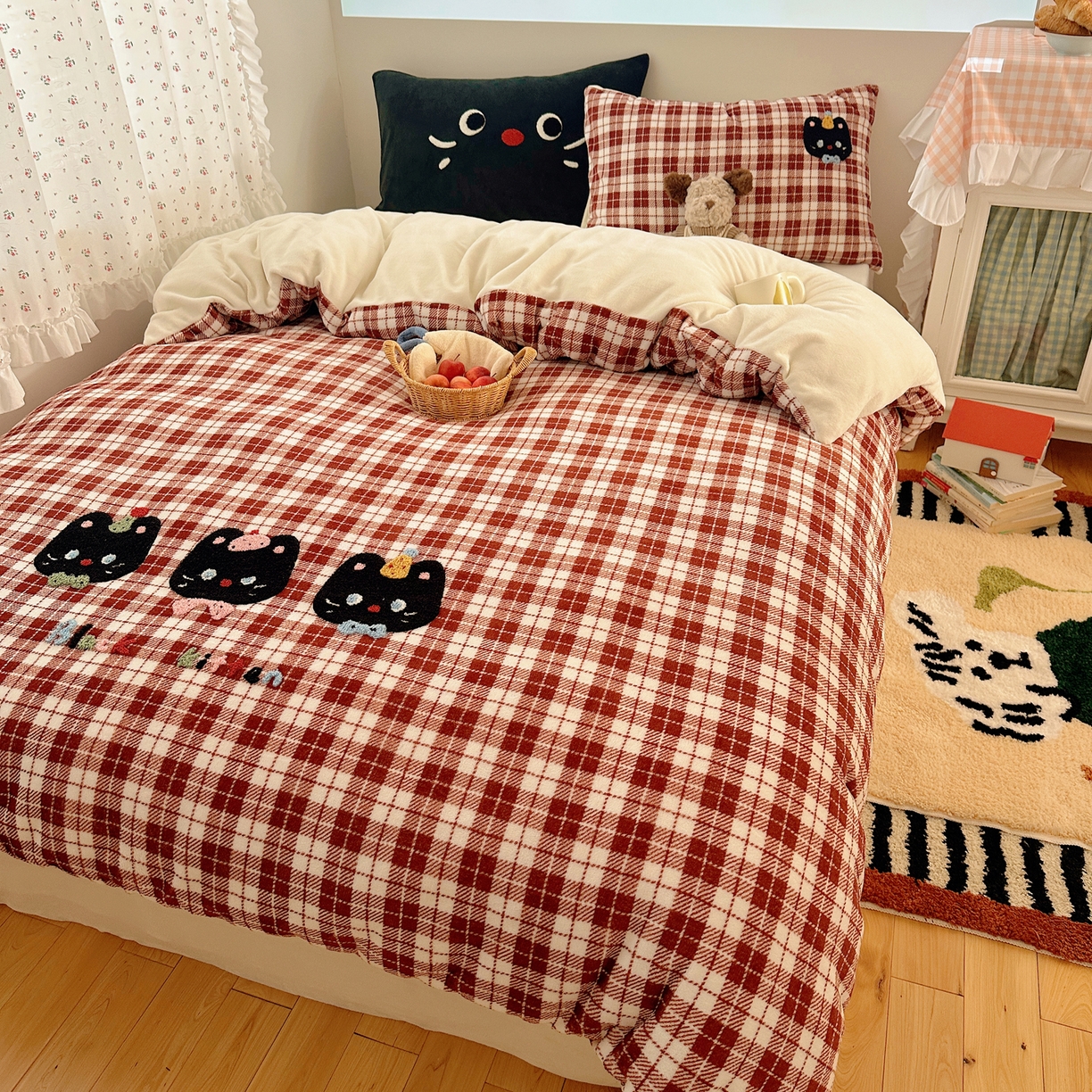 91家纺网 家纺一手货源 找家纺 繁花家居 2025新款牛奶绒毛巾绣格子猫红格子苹果猫四件套 三只小猫