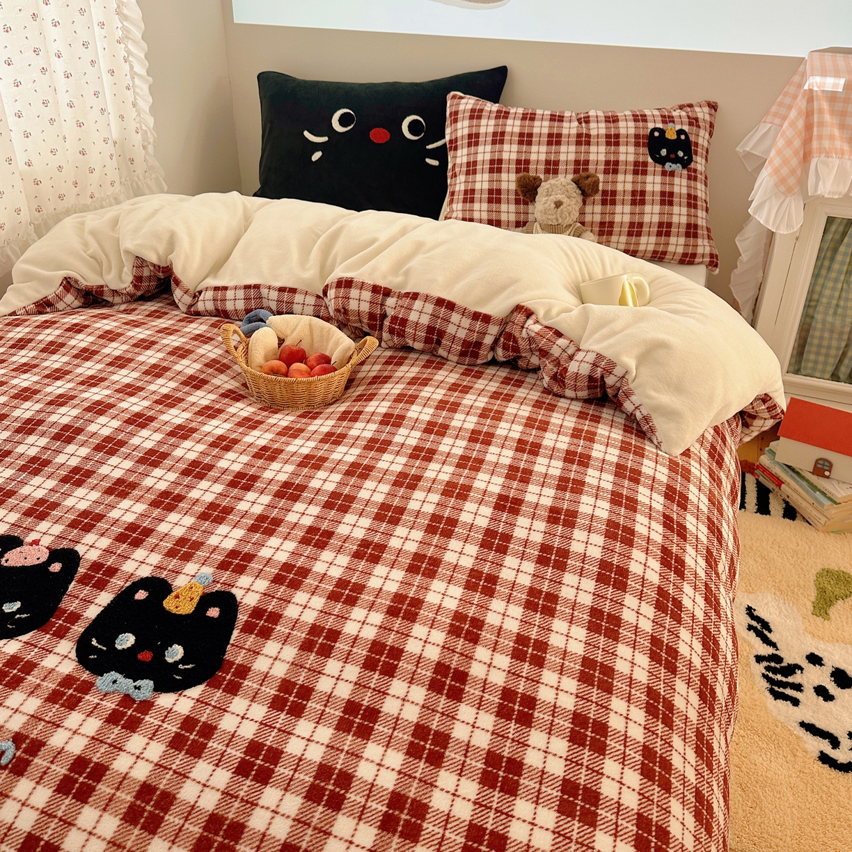91家纺网 家纺一手货源 找家纺 繁花家居 2025新款牛奶绒毛巾绣格子猫红格子苹果猫四件套 三只小猫