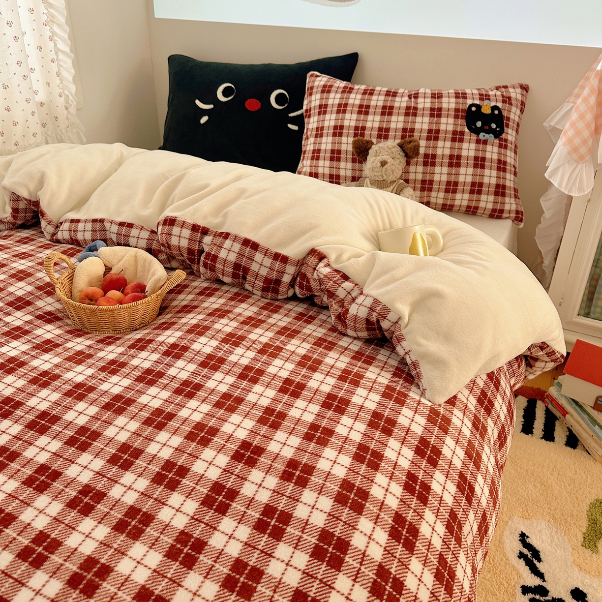 91家纺网 家纺一手货源 找家纺 繁花家居 2025新款牛奶绒毛巾绣格子猫红格子苹果猫四件套 三只小猫