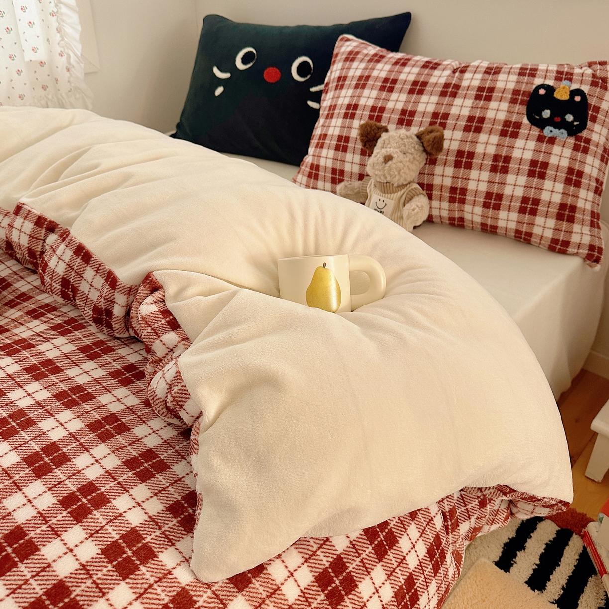 91家纺网 家纺一手货源 找家纺 繁花家居 2025新款牛奶绒毛巾绣格子猫红格子苹果猫四件套 三只小猫