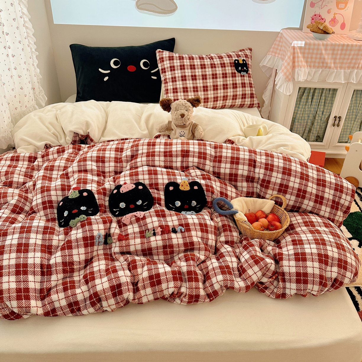 91家纺网 家纺一手货源 找家纺 繁花家居 2025新款牛奶绒毛巾绣格子猫红格子苹果猫四件套 三只小猫