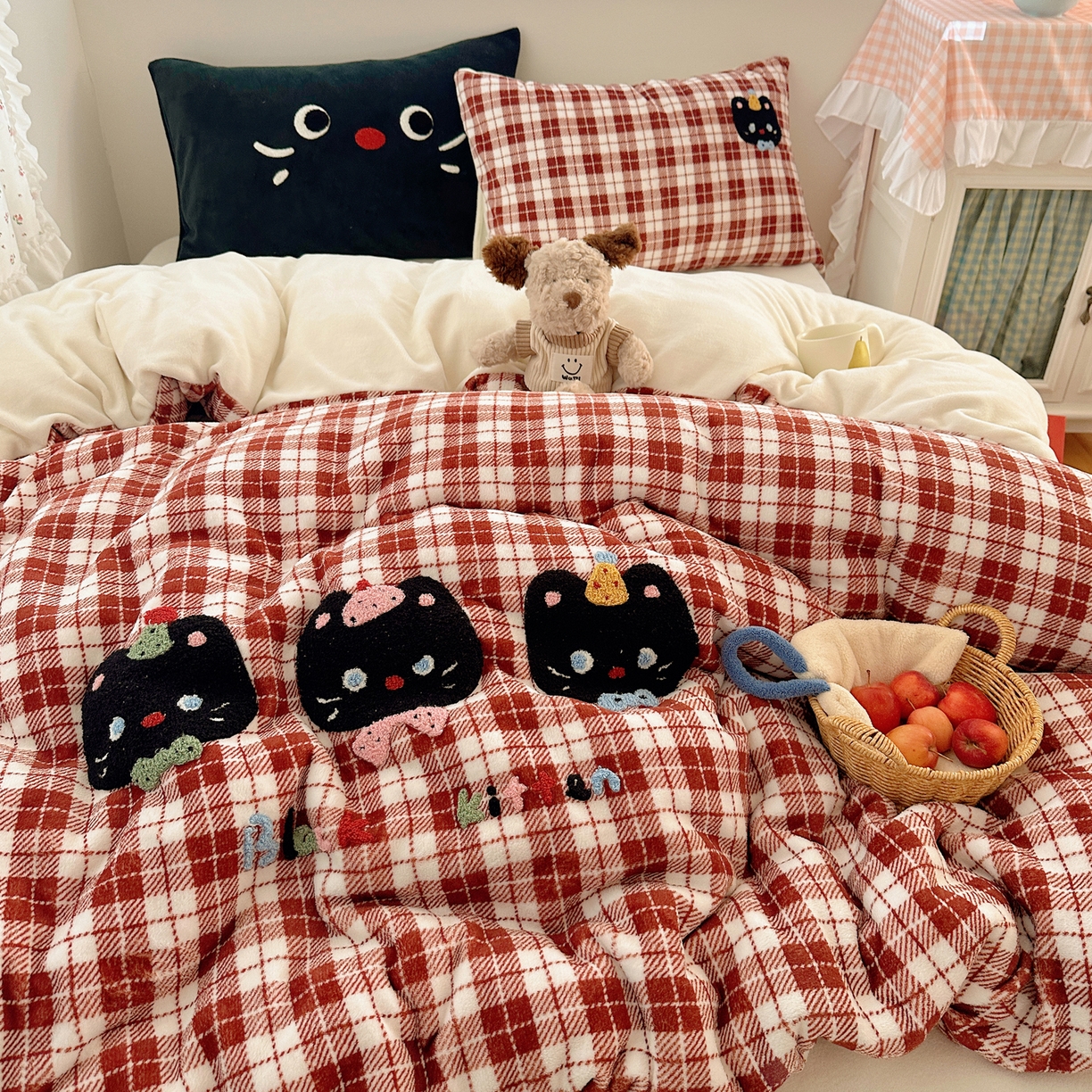 91家纺网 家纺一手货源 找家纺 繁花家居 2025新款牛奶绒毛巾绣格子猫红格子苹果猫四件套 三只小猫