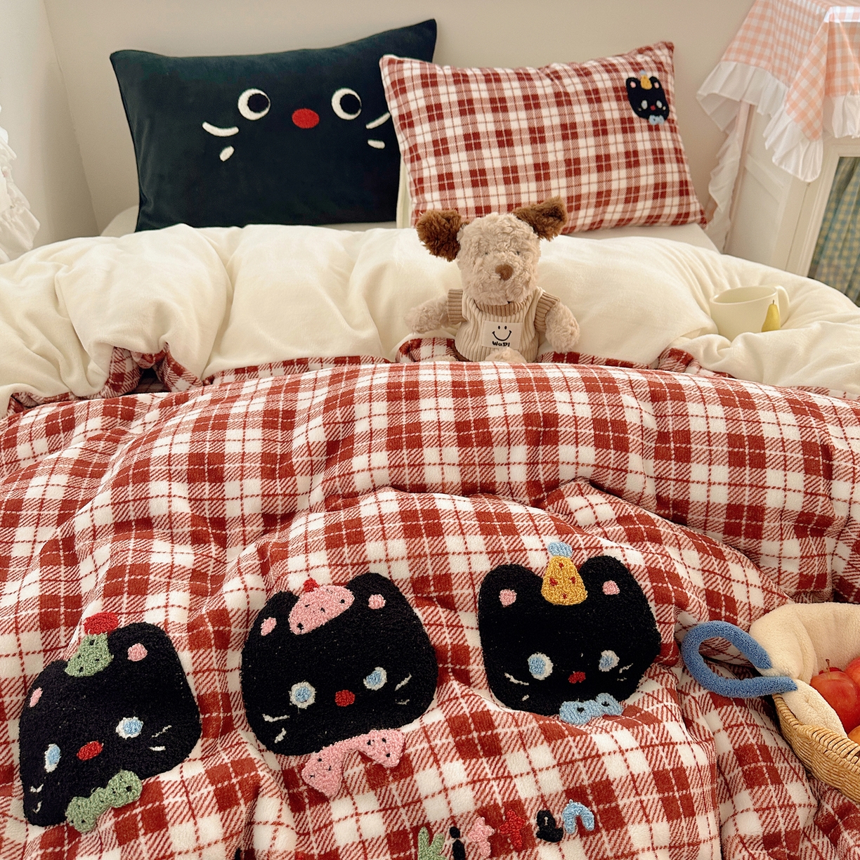 91家纺网 家纺一手货源 找家纺 繁花家居 2025新款牛奶绒毛巾绣格子猫红格子苹果猫四件套 三只小猫