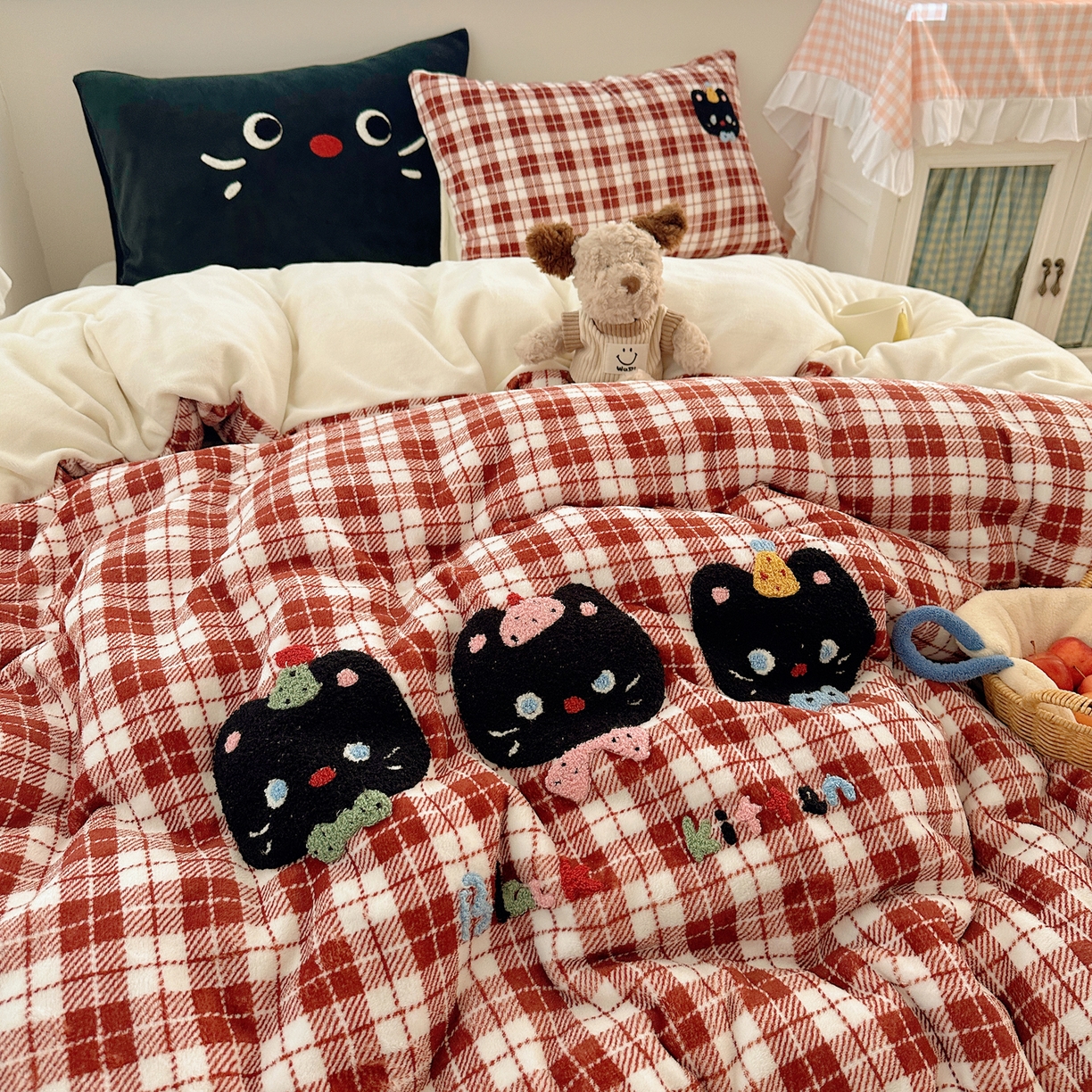 91家纺网 家纺一手货源 找家纺 繁花家居 2025新款牛奶绒毛巾绣格子猫红格子苹果猫四件套 三只小猫