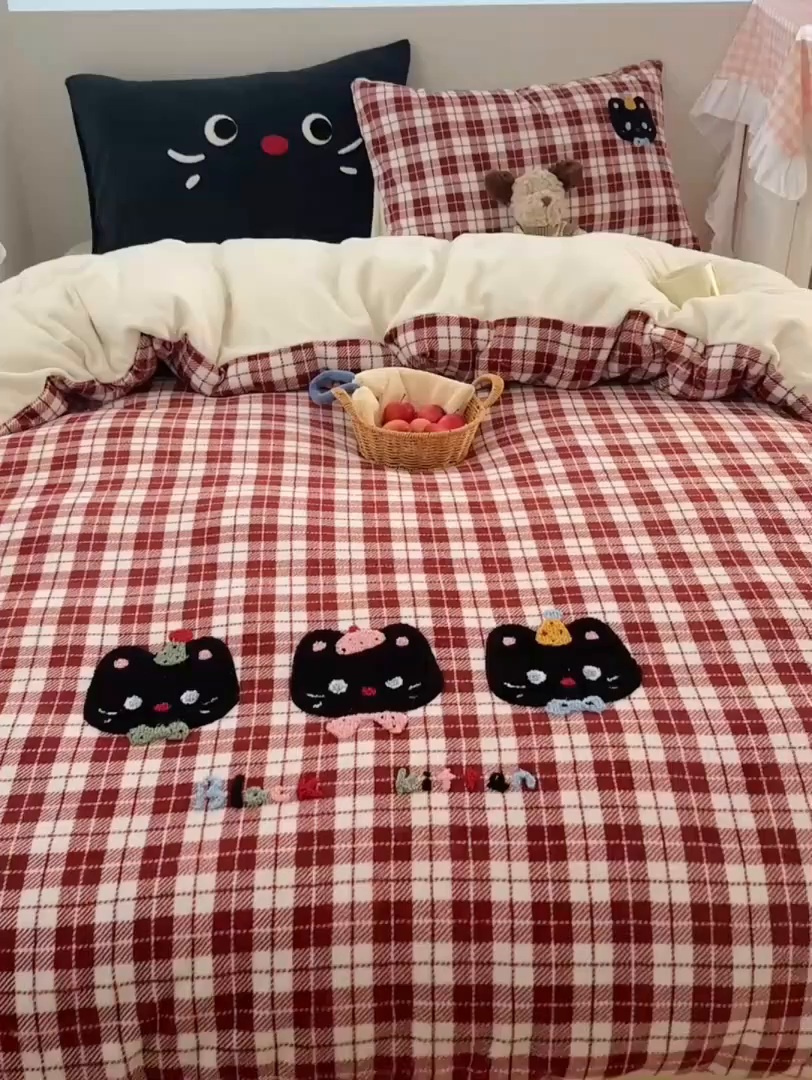91家纺网 家纺一手货源 找家纺 繁花家居 2025新款牛奶绒毛巾绣格子猫红格子苹果猫四件套 三只小猫