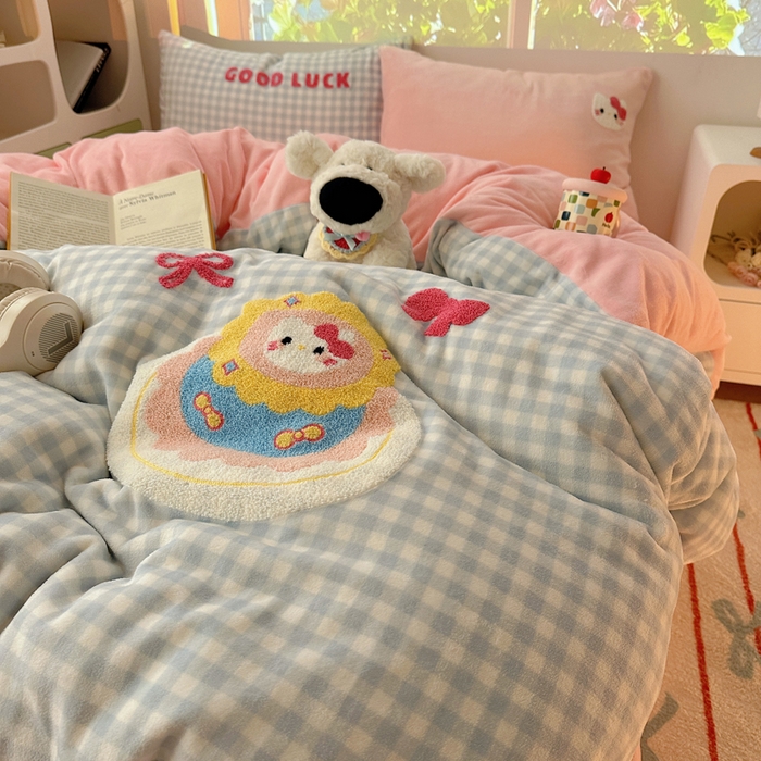 91家纺网 家纺一手货源 找家纺 繁花家居 2025新款牛奶绒毛巾绣格子猫红格子苹果猫四件套 蛋糕花喵