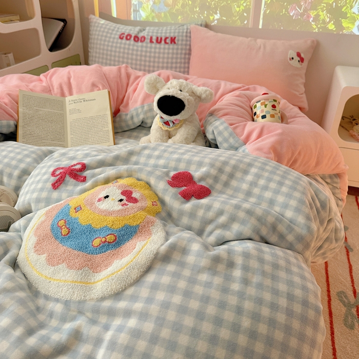 91家纺网 家纺一手货源 找家纺 繁花家居 2025新款牛奶绒毛巾绣格子猫红格子苹果猫四件套 蛋糕花喵