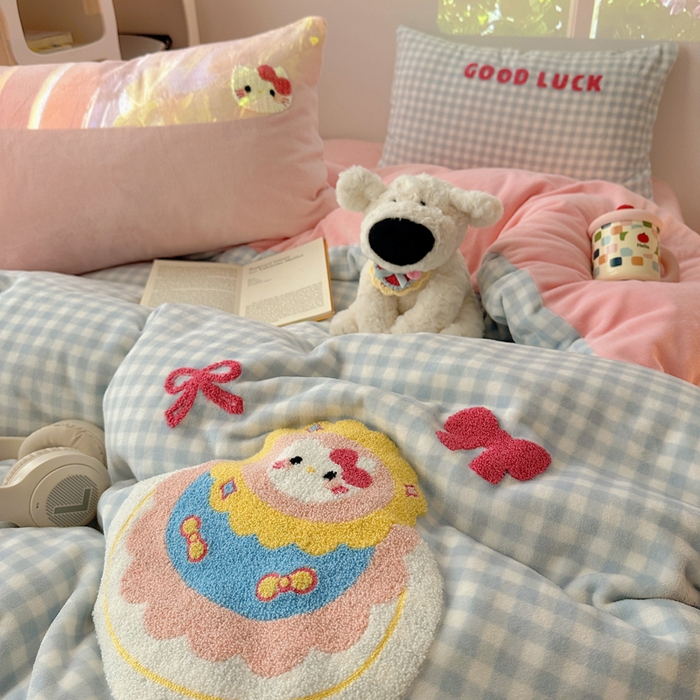 91家纺网 家纺一手货源 找家纺 繁花家居 2025新款牛奶绒毛巾绣格子猫红格子苹果猫四件套 蛋糕花喵