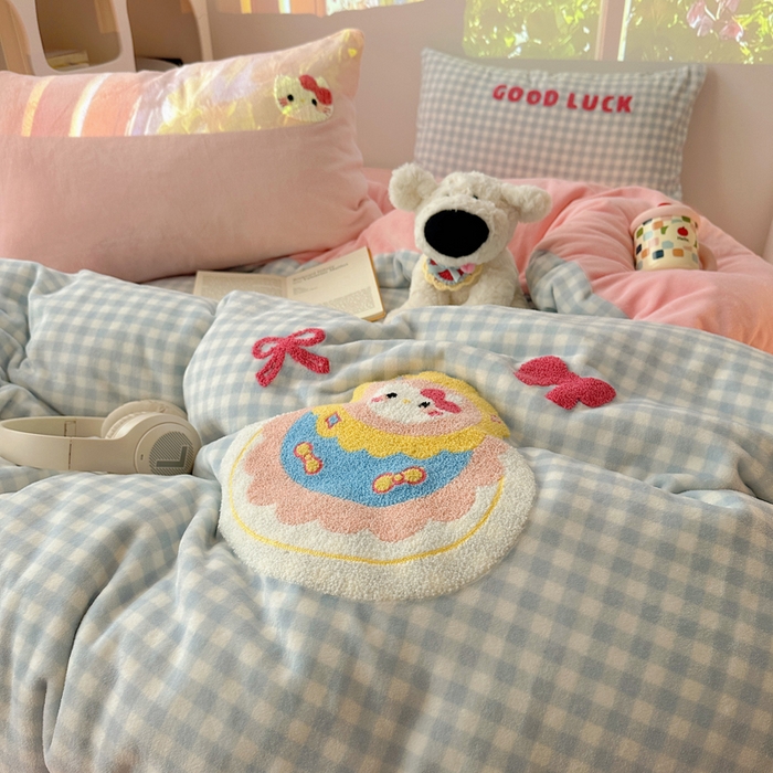 91家纺网 家纺一手货源 找家纺 繁花家居 2025新款牛奶绒毛巾绣格子猫红格子苹果猫四件套 蛋糕花喵