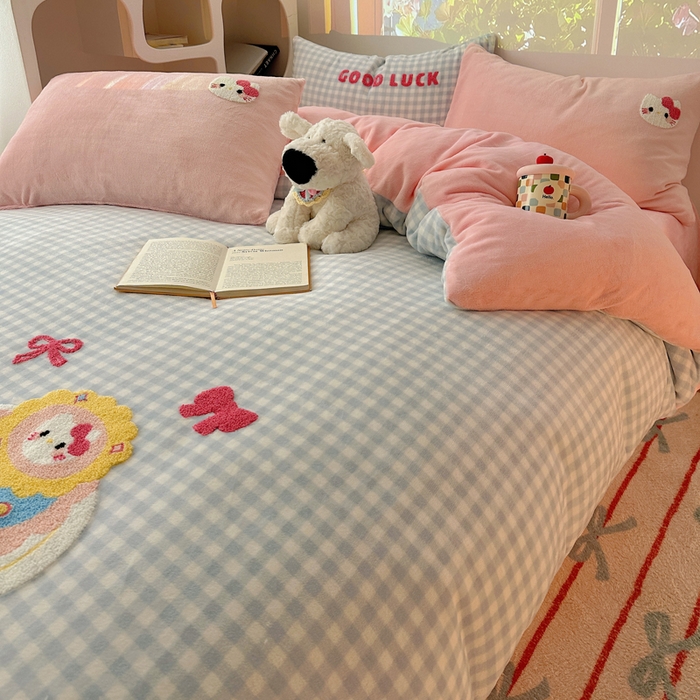 91家纺网 家纺一手货源 找家纺 繁花家居 2025新款牛奶绒毛巾绣格子猫红格子苹果猫四件套 蛋糕花喵