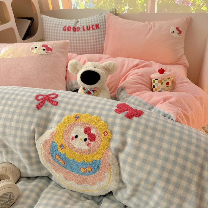 91家纺网 家纺一手货源 找家纺 繁花家居 2025新款牛奶绒毛巾绣格子猫红格子苹果猫四件套 蛋糕花喵