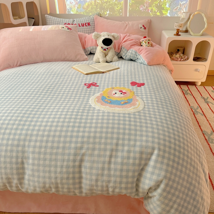 91家纺网 家纺一手货源 找家纺 繁花家居 2025新款牛奶绒毛巾绣格子猫红格子苹果猫四件套 蛋糕花喵