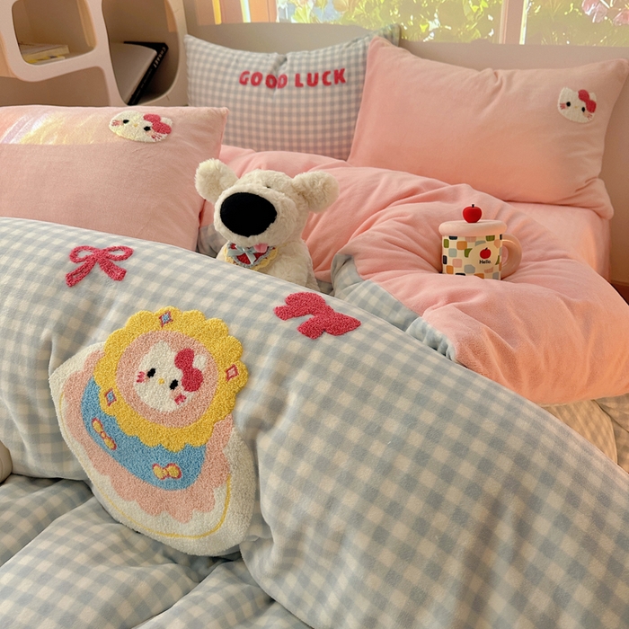 91家纺网 家纺一手货源 找家纺 繁花家居 2025新款牛奶绒毛巾绣格子猫红格子苹果猫四件套 蛋糕花喵