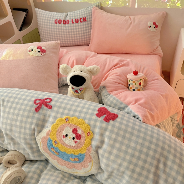 91家纺网 家纺一手货源 找家纺 繁花家居 2025新款牛奶绒毛巾绣格子猫红格子苹果猫四件套 蛋糕花喵