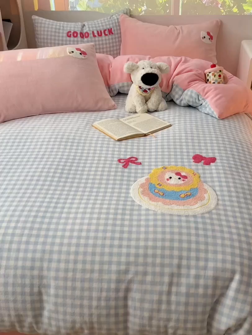 91家纺网 家纺一手货源 找家纺 繁花家居 2025新款牛奶绒毛巾绣格子猫红格子苹果猫四件套 蛋糕花喵
