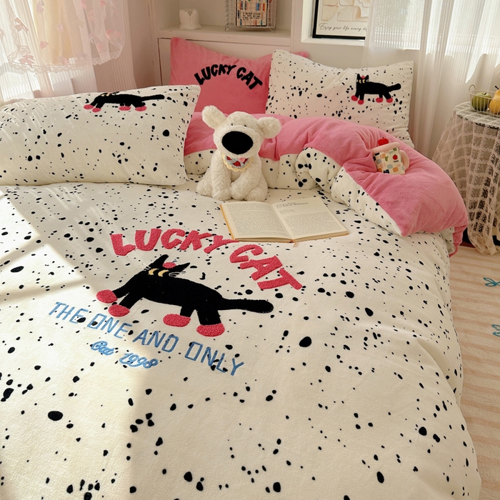 91家纺网 家纺一手货源 找家纺 繁花家居 2025新款牛奶绒毛巾绣格子猫红格子苹果猫四件套 点点酷夜猫