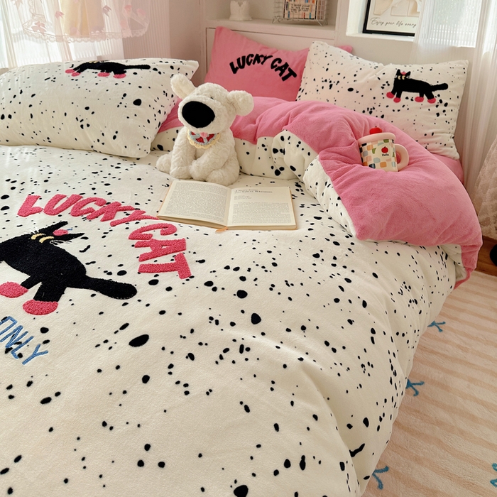 91家纺网 家纺一手货源 找家纺 繁花家居 2025新款牛奶绒毛巾绣格子猫红格子苹果猫四件套 点点酷夜猫