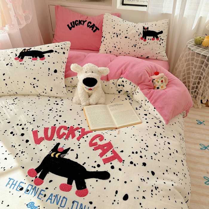 91家纺网 家纺一手货源 找家纺 繁花家居 2025新款牛奶绒毛巾绣格子猫红格子苹果猫四件套 点点酷夜猫