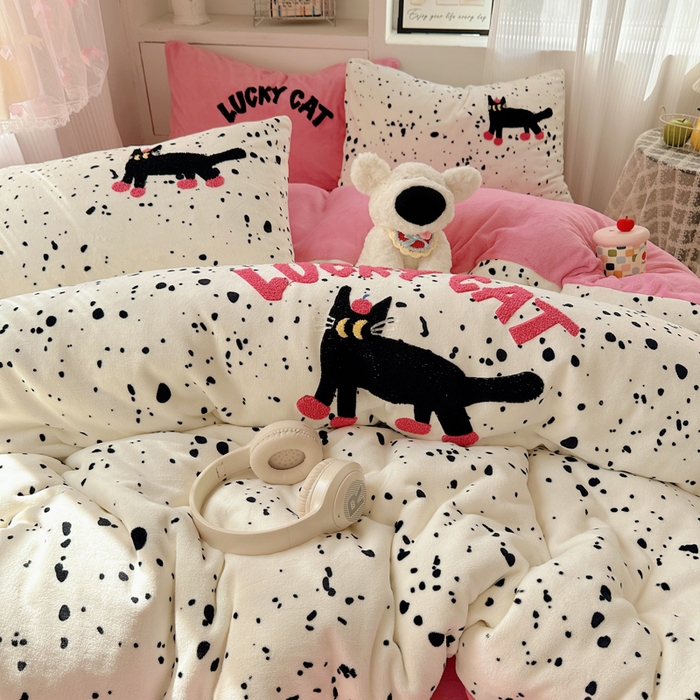 91家纺网 家纺一手货源 找家纺 繁花家居 2025新款牛奶绒毛巾绣格子猫红格子苹果猫四件套 点点酷夜猫