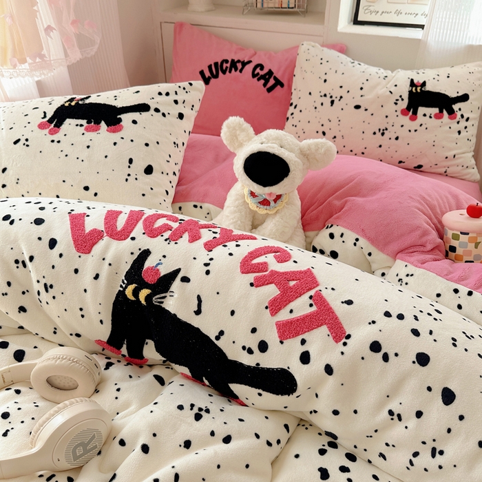 91家纺网 家纺一手货源 找家纺 繁花家居 2025新款牛奶绒毛巾绣格子猫红格子苹果猫四件套 点点酷夜猫