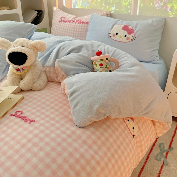 91家纺网 家纺一手货源 找家纺 繁花家居 2025新款牛奶绒毛巾绣格子猫红格子苹果猫四件套 粉格猫咪