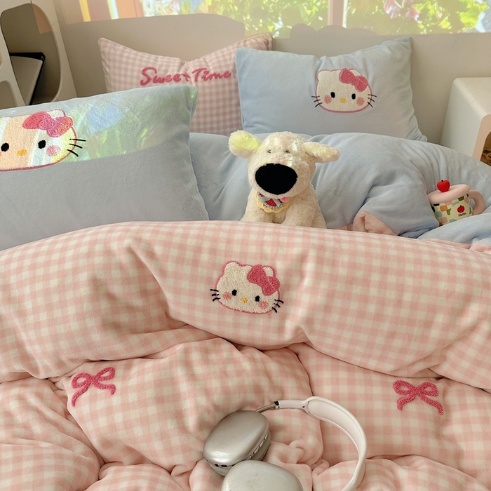 91家纺网 家纺一手货源 找家纺 繁花家居 2025新款牛奶绒毛巾绣格子猫红格子苹果猫四件套 粉格猫咪