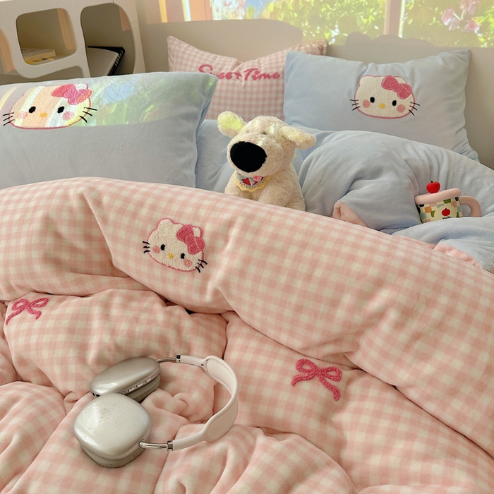 91家纺网 家纺一手货源 找家纺 繁花家居 2025新款牛奶绒毛巾绣格子猫红格子苹果猫四件套 粉格猫咪