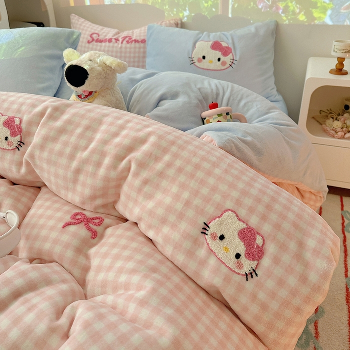 91家纺网 家纺一手货源 找家纺 繁花家居 2025新款牛奶绒毛巾绣格子猫红格子苹果猫四件套 粉格猫咪