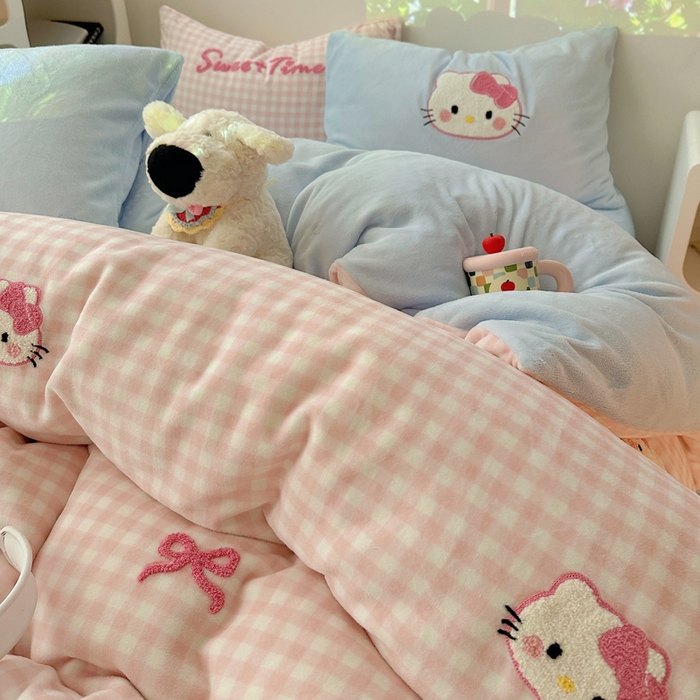 91家纺网 家纺一手货源 找家纺 繁花家居 2025新款牛奶绒毛巾绣格子猫红格子苹果猫四件套 粉格猫咪