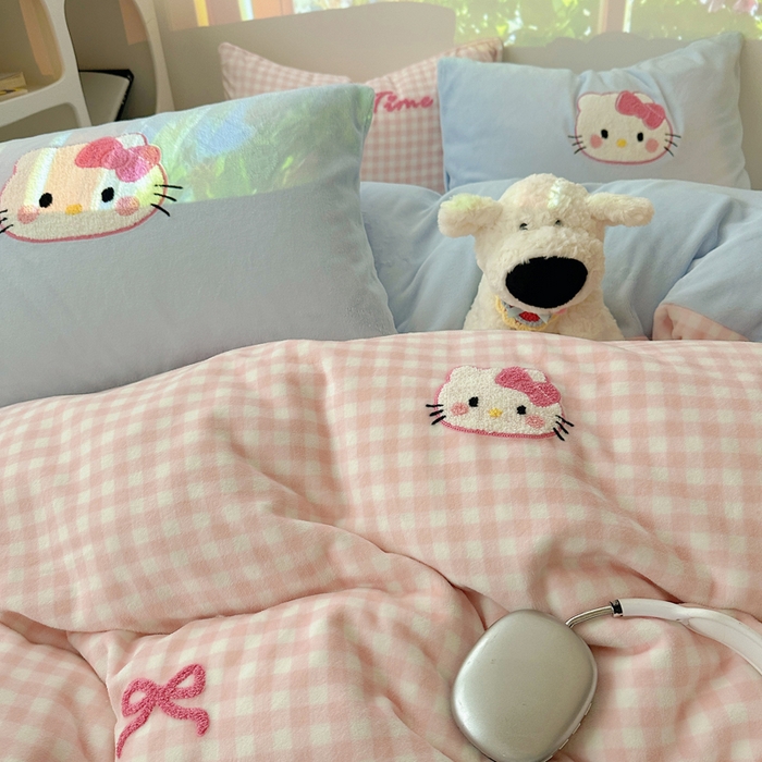 91家纺网 家纺一手货源 找家纺 繁花家居 2025新款牛奶绒毛巾绣格子猫红格子苹果猫四件套 粉格猫咪