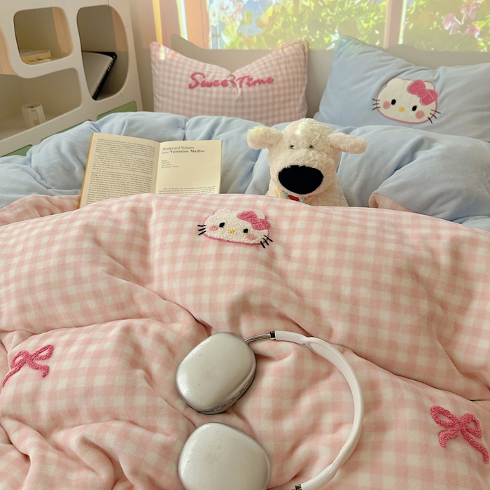 91家纺网 家纺一手货源 找家纺 繁花家居 2025新款牛奶绒毛巾绣格子猫红格子苹果猫四件套 粉格猫咪