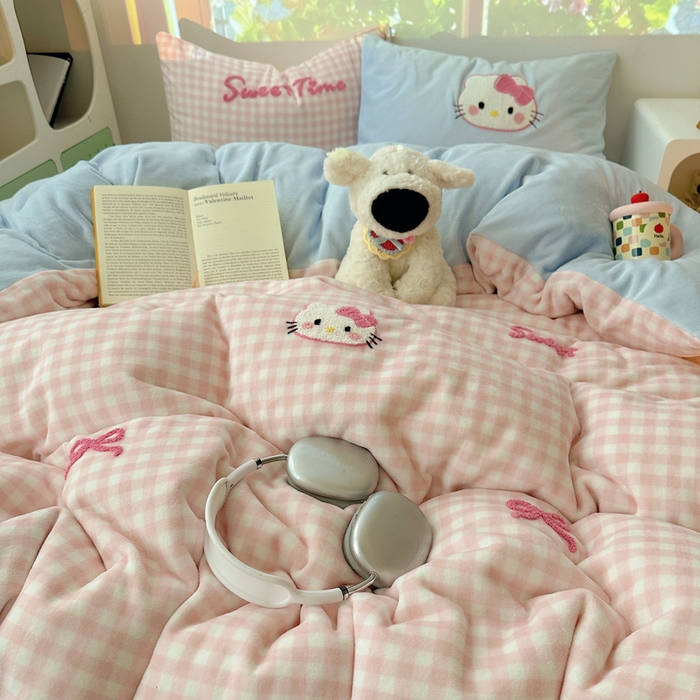 91家纺网 家纺一手货源 找家纺 繁花家居 2025新款牛奶绒毛巾绣格子猫红格子苹果猫四件套 粉格猫咪