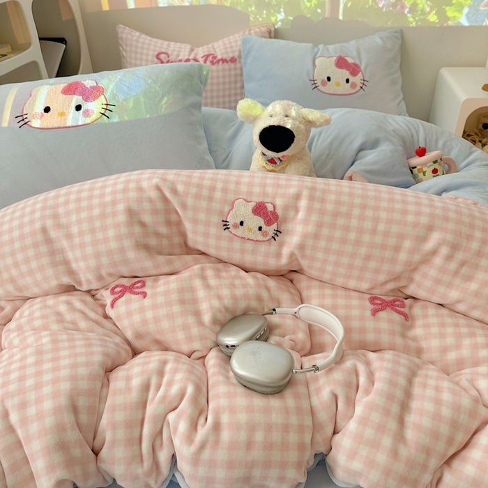91家纺网 家纺一手货源 找家纺 繁花家居 2025新款牛奶绒毛巾绣格子猫红格子苹果猫四件套 粉格猫咪