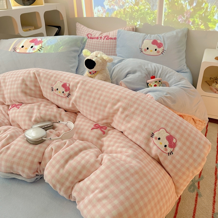 91家纺网 家纺一手货源 找家纺 繁花家居 2025新款牛奶绒毛巾绣格子猫红格子苹果猫四件套 粉格猫咪