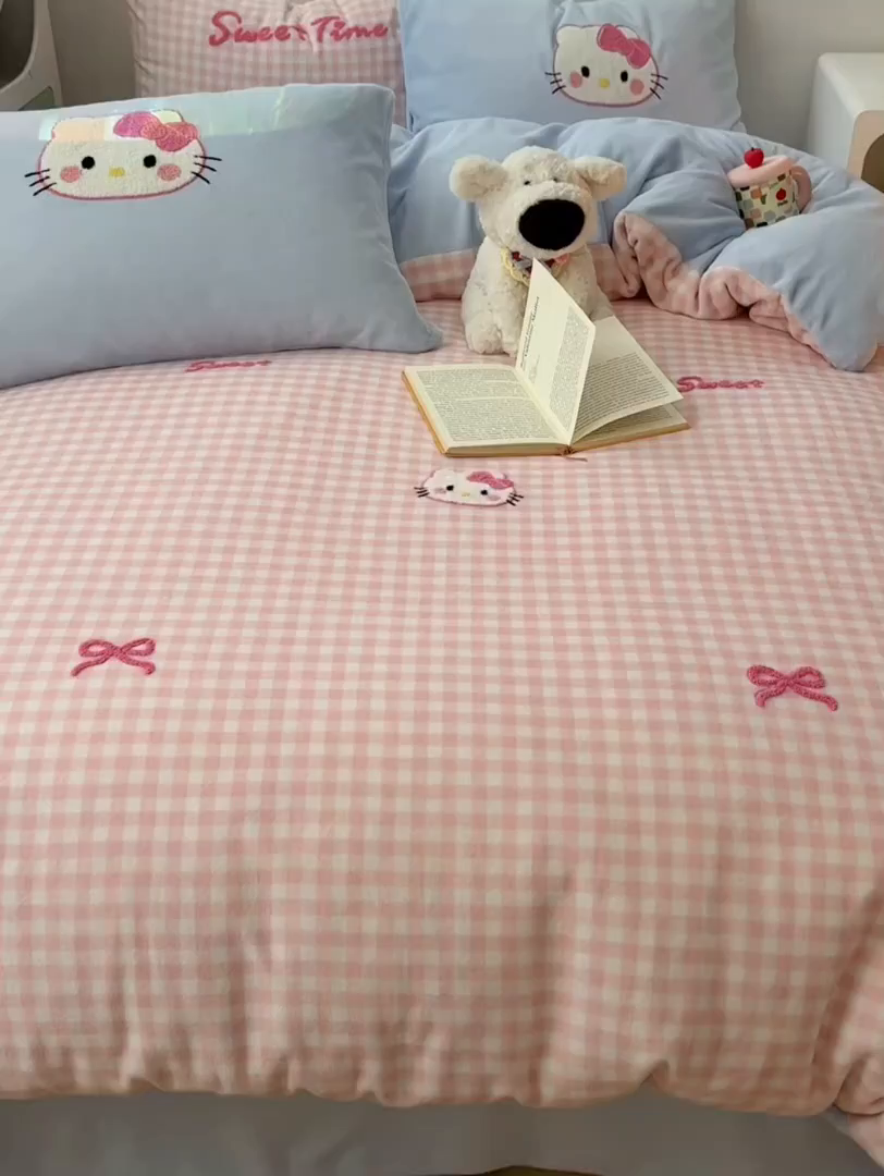 91家纺网 家纺一手货源 找家纺 繁花家居 2025新款牛奶绒毛巾绣格子猫红格子苹果猫四件套 粉格猫咪