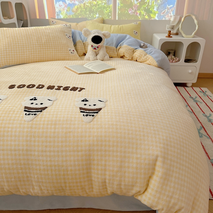 91家纺网 家纺一手货源 找家纺 繁花家居 2025新款牛奶绒毛巾绣格子猫红格子苹果猫四件套 黄格冰淇淋