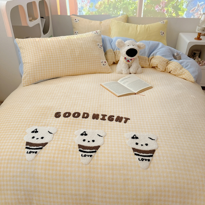 91家纺网 家纺一手货源 找家纺 繁花家居 2025新款牛奶绒毛巾绣格子猫红格子苹果猫四件套 黄格冰淇淋