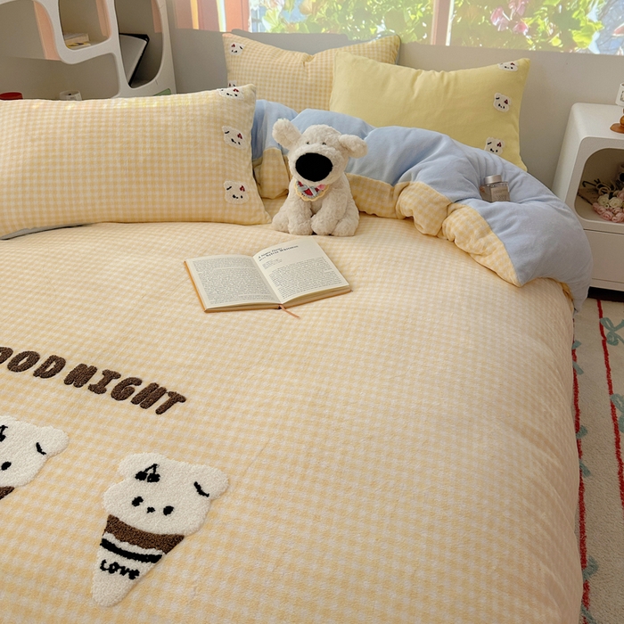 91家纺网 家纺一手货源 找家纺 繁花家居 2025新款牛奶绒毛巾绣格子猫红格子苹果猫四件套 黄格冰淇淋