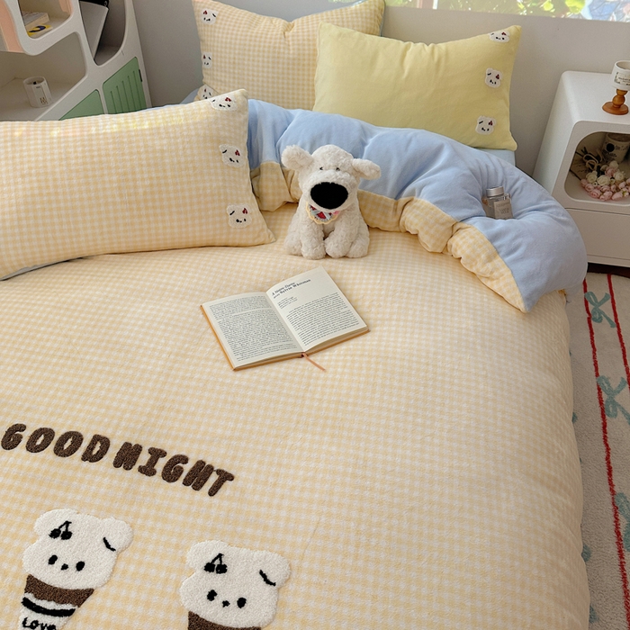 91家纺网 家纺一手货源 找家纺 繁花家居 2025新款牛奶绒毛巾绣格子猫红格子苹果猫四件套 黄格冰淇淋