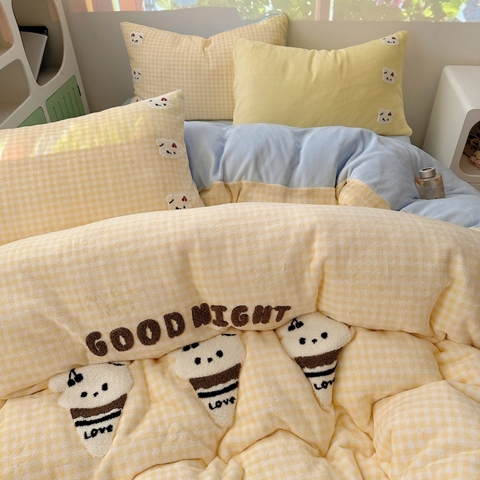 91家纺网 家纺一手货源 找家纺 繁花家居 2025新款牛奶绒毛巾绣格子猫红格子苹果猫四件套 黄格冰淇淋