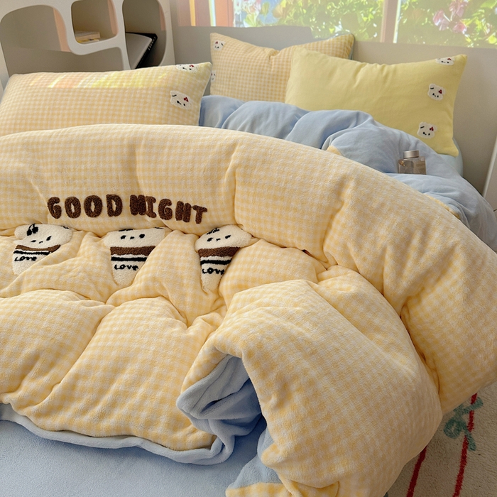 91家纺网 家纺一手货源 找家纺 繁花家居 2025新款牛奶绒毛巾绣格子猫红格子苹果猫四件套 黄格冰淇淋