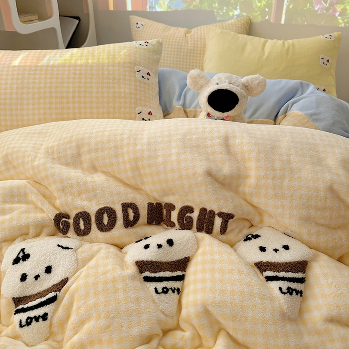 91家纺网 家纺一手货源 找家纺 繁花家居 2025新款牛奶绒毛巾绣格子猫红格子苹果猫四件套 黄格冰淇淋