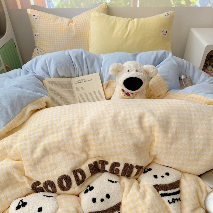 91家纺网 家纺一手货源 找家纺 繁花家居 2025新款牛奶绒毛巾绣格子猫红格子苹果猫四件套 黄格冰淇淋