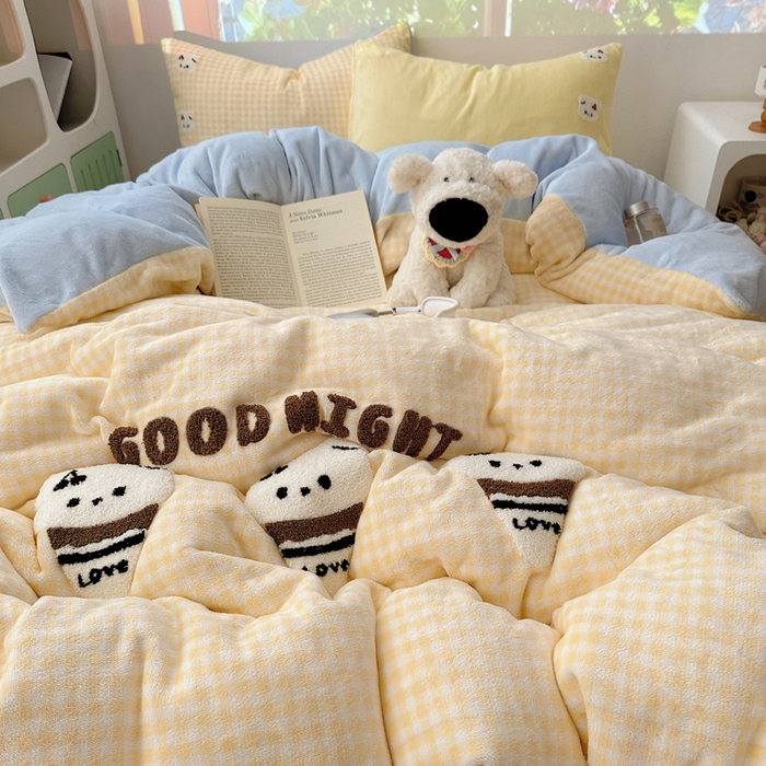 91家纺网 家纺一手货源 找家纺 繁花家居 2025新款牛奶绒毛巾绣格子猫红格子苹果猫四件套 黄格冰淇淋